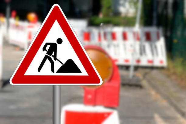 sinal de trânsito e barreira em um canteiro de obras - road work ahead sign - fotografias e filmes do acervo