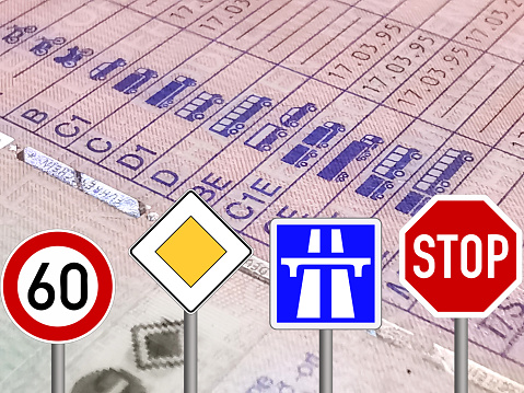 EIn deutscher Führerschein und verschiedene Verkehrszeichen
