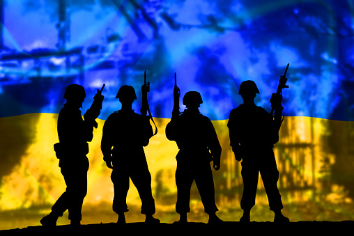 Soldaten und Flagge der Ukraine