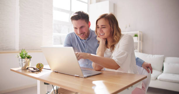 istock Couple Shopping On Laptop 1478273550