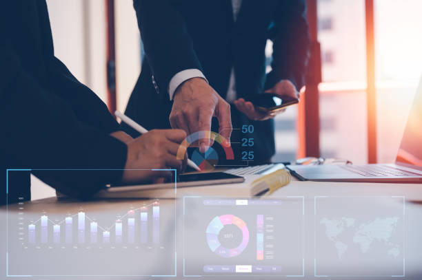 concetto di riunione e discussione, analisti che lavorano o discutono su un tavolo occupato in ufficio con grafici di dati virtuali, ufficio in atmosfera mattutina o serale, officina di lavoro con collega, analisi dei dati. - atmosphare foto e immagini stock