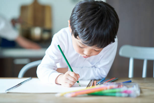 un niño obsesionado con el dibujo - paintings child house childhood fotografías e imágenes de stock