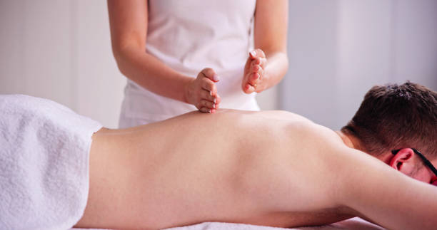 hombres que reciben terapia quiropráctica de masaje de acupuntura - chiropractic adjustment fotos fotografías e imágenes de stock
