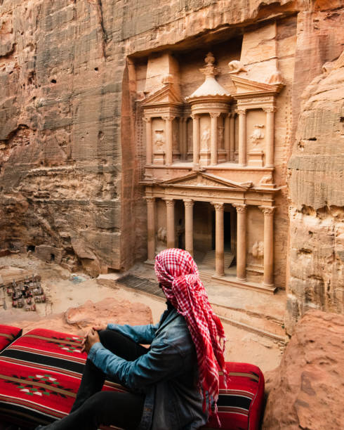 исследуя петру сокровищницу иордании - petra antiquities jordan middle east стоковые фото и изображения