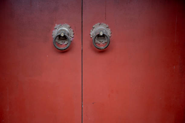porta della vernice rossa della cultura cinese - gate handle door traditional culture foto e immagini stock