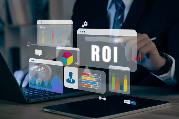 uomo d'affari che lavora con laptop per roi, ritorno sull'investimento, concetto aziendale e finanziario. - return on investment foto e immagini stock