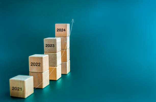 2021, 2022, 2023 and 2024 year calendar numbers on wooden cube blocks bar graph steps with rising arrow on blue background with copy space. business growth, trends, profit, income, new year concepts. números de calendario de los años 2021, 2022, 2023 y 2024 en bloques de cubos de madera pasos de gráfico de barras con flecha ascendente sobre fondo azul con espacio de copia. crecimiento del negocio, tendencias, ganancias, ingresos, conceptos de año n