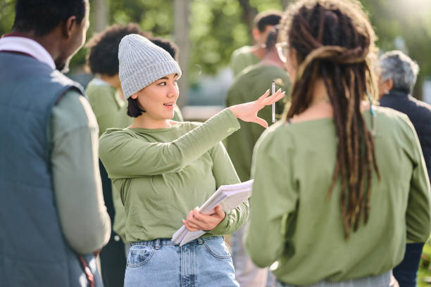 freiwilligenplan, gemeindereinigungsleiter und wohltätigkeitsdienst im freien mit asiatischen frauen, die sprechen. recycling-team, zusammenarbeit und umweltfreundliche managerin, die recycling-teamwork-aufträge erteilt - palms together stock-fotos und bilder