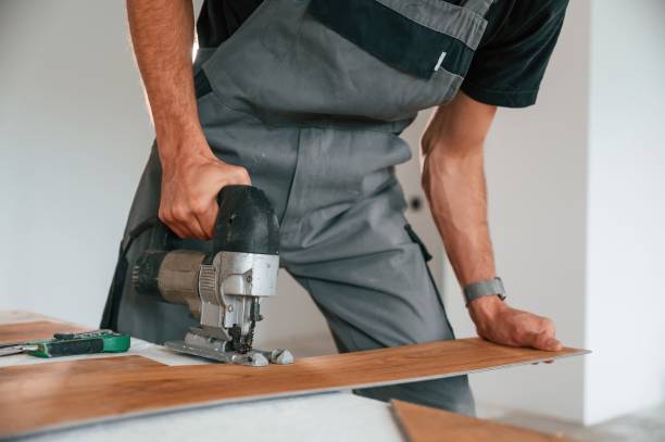 istock Using the electric machine tool to cut the plank. Man is installing new laminated wooden floor 1478317717