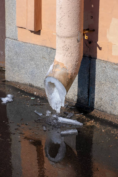 topienie lodu w rurze spustowej - melting ice icicle leaking zdjęcia i obrazy z banku zdjęć