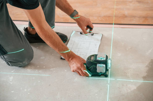 istock Using the leveler. Man is installing new laminated wooden floor 1478318599