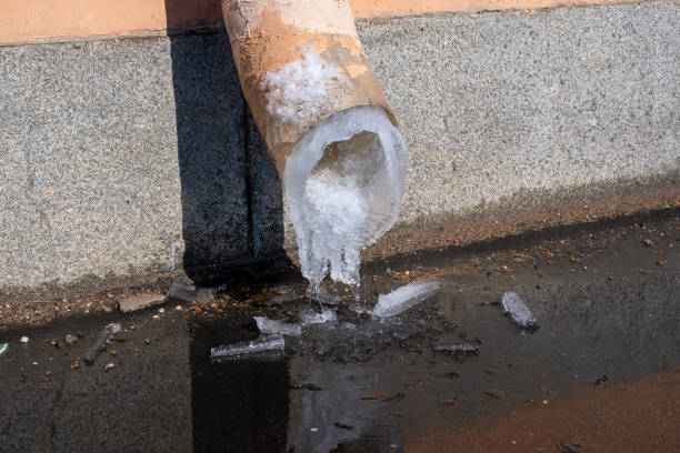 topienie lodu w rurze spustowej - melting ice icicle leaking zdjęcia i obrazy z banku zdjęć
