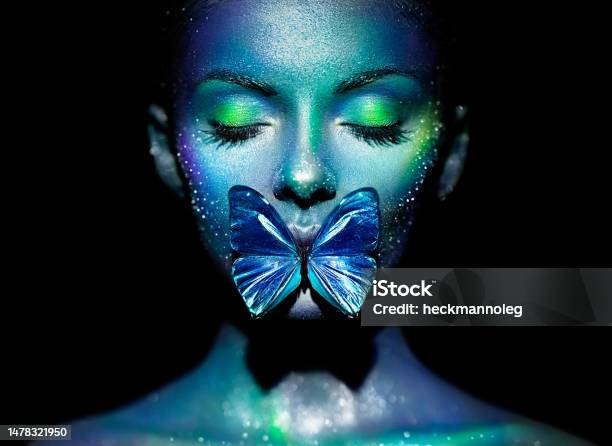  Mujer Modelo De Belleza Con Mariposa Violeta Foto de stock y más banco de imágenes de Luz ultravioleta