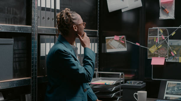 istock Female detective examining board with clues 1478323108