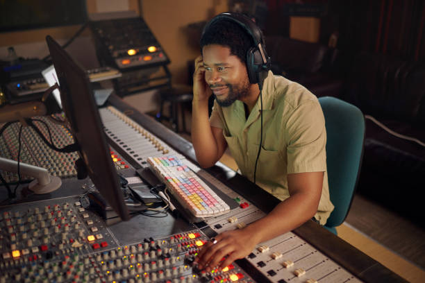 Computer, music and male producer in studio working on a album, song or audio with tech equipment. Happy, smile and black man radio presenter playing a playlist with technology in creative workplace. computadora, música y productor masculino en el estudio trabajando en un álbum, canción o audio con equipo tecnológico. feliz, sonríe y presentador de radio negro reproduciendo una lista de reproducción con tecnología en un lugar de trabajo creativo