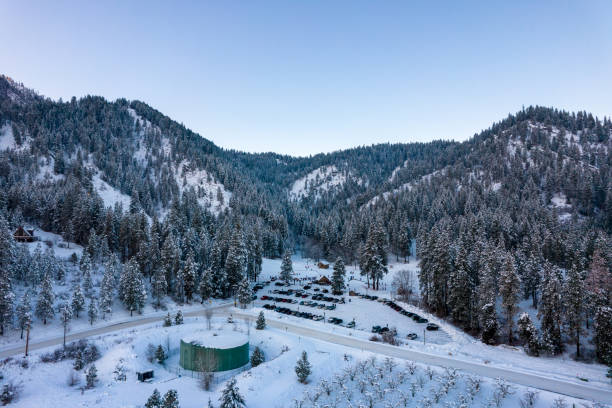 sciare sulla neve nello stato di washington - tree leavenworth snow sky foto e immagini stock