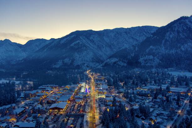 ливенворт, вашингтон возле рождества - tree leavenworth snow sky стоковые фото и изображения