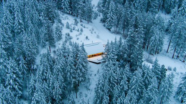 зимнее шале на закате - tree leavenworth snow sky стоковые фото и изображения