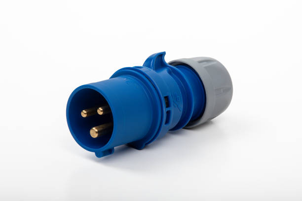 plugue elétrico impermeável azul no fundo branco - industrial 240v volt 16 amp plug - 240v - fotografias e filmes do acervo