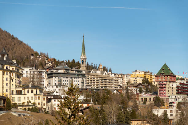 vista sobre a cidade de saint moritz na suíça - engadine switzerland europe clear sky - fotografias e filmes do acervo