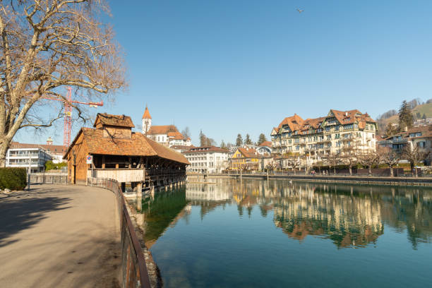 drewniany most nad rzeką aare w mieście thun w szwajcarii - thun cityscape famous place switzerland zdjęcia i obrazy z banku zdjęć