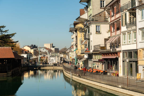 promenada nad rzeką aare w mieście thun w szwajcarii - thun cityscape famous place switzerland zdjęcia i obrazy z banku zdjęć