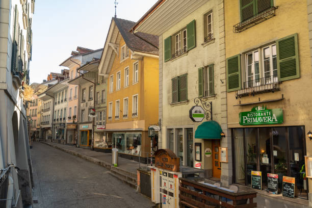 historyczne stare miasto w mieście thun w szwajcarii - thun switzerland facade european culture zdjęcia i obrazy z banku zdjęć