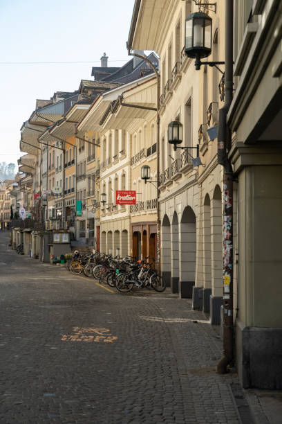 historyczne stare miasto w mieście thun w szwajcarii - thun cityscape famous place switzerland zdjęcia i obrazy z banku zdjęć