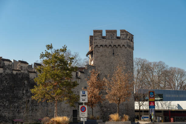 スイスのトゥーンの中心部に塔を持つ城壁 - berne europe tower fort ストックフォトと画像