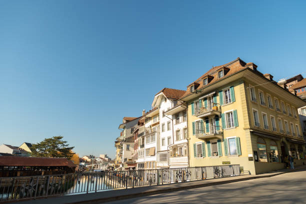 promenada nad rzeką aare w mieście thun w szwajcarii - thun cityscape famous place switzerland zdjęcia i obrazy z banku zdjęć