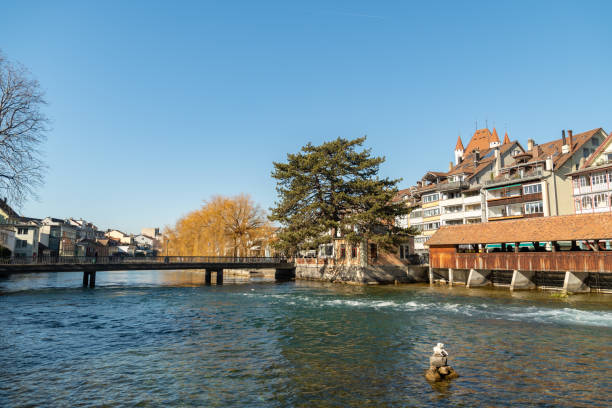 promenada nad rzeką aare w mieście thun w szwajcarii - thun cityscape famous place switzerland zdjęcia i obrazy z banku zdjęć