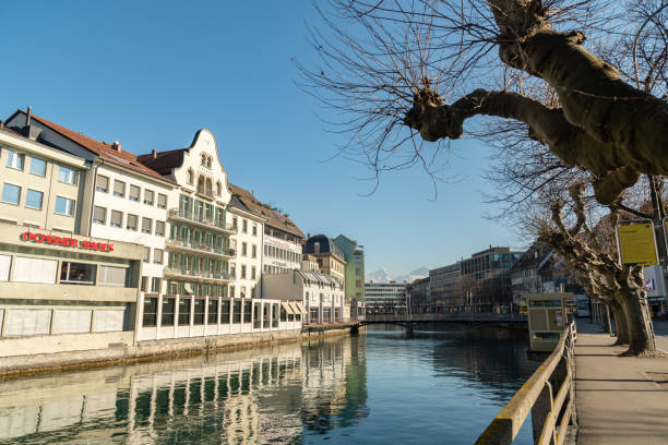 promenada nad rzeką aare w mieście thun w szwajcarii - thun cityscape famous place switzerland zdjęcia i obrazy z banku zdjęć