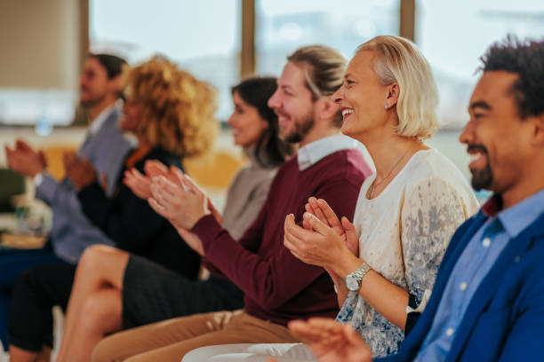 diverse geschäftsleute applaudieren auf der konferenz. - training business seminar clapping stock-fotos und bilder