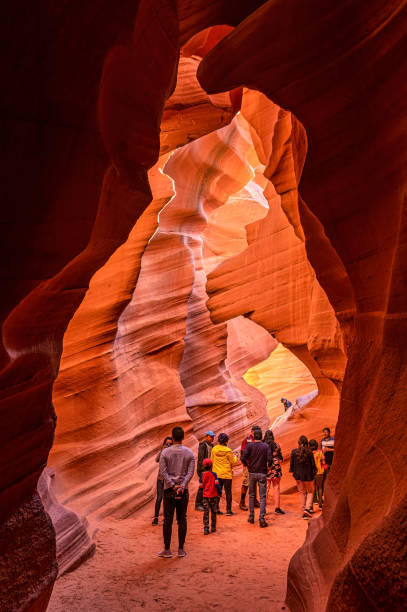 grupo de turistas que visitam o lower antelope slot canyon. página - lower antelope canyon - fotografias e filmes do acervo