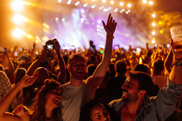 freunde tanzen auf dem festival - konzert stock-fotos und bilder