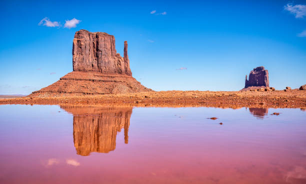 reflexión de west y east mitten butte en monument valley - monument valley navajo mesa monument valley tribal park fotografías e imágenes de stock