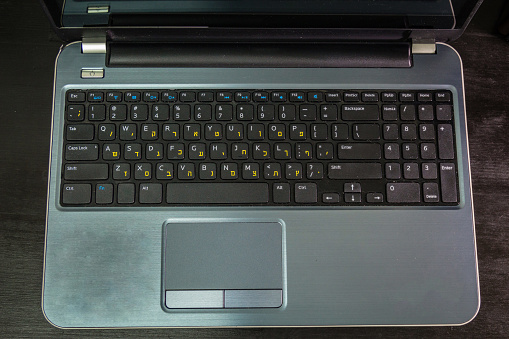 A laptop keyboard with letters in Hebrew and English