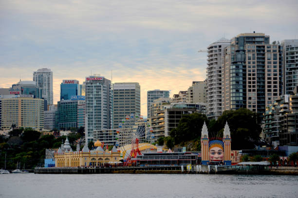 vue du coucher de soleil sur luna park avec des immeubles de grande hauteur, milsons point, sydney, nouvelle-galles du sud, australie - milsons point photos et images de collection