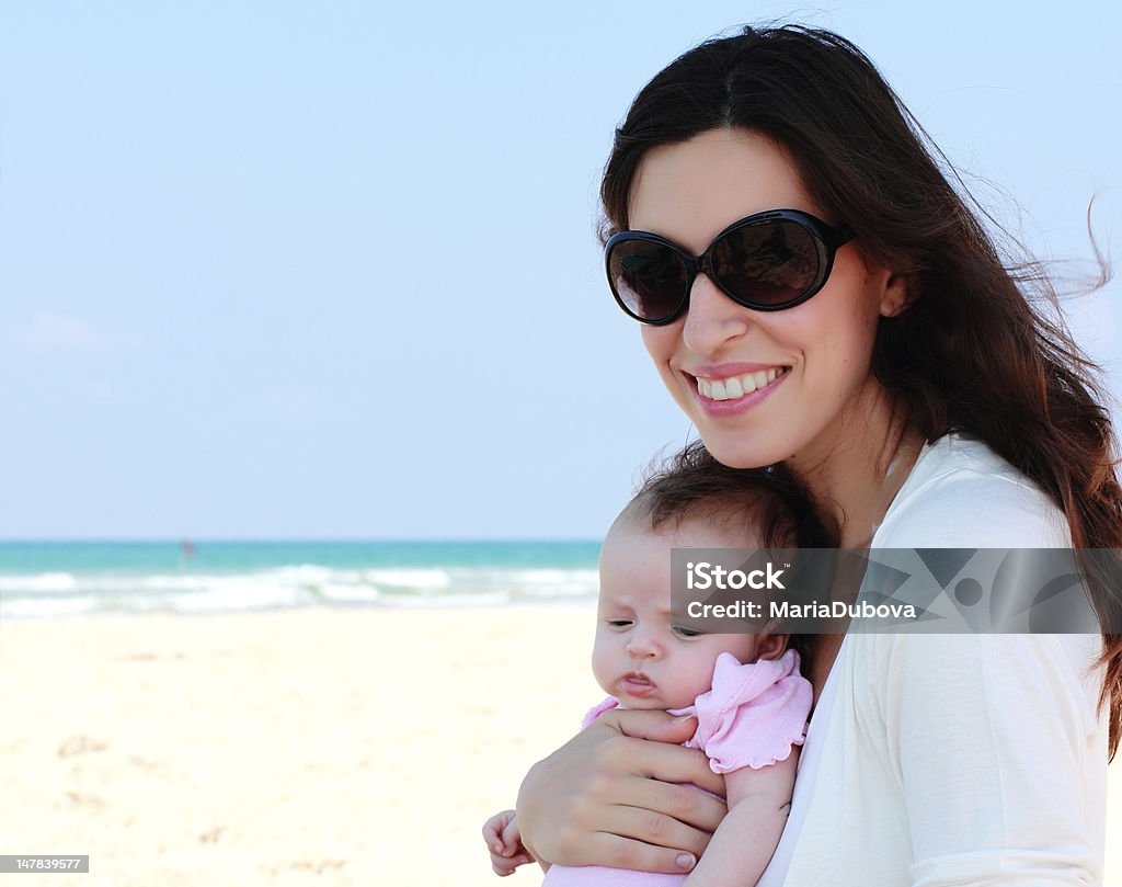 Schöne Mutter mit Ihrem baby - Lizenzfrei Alleinerzieherin Stock-Foto