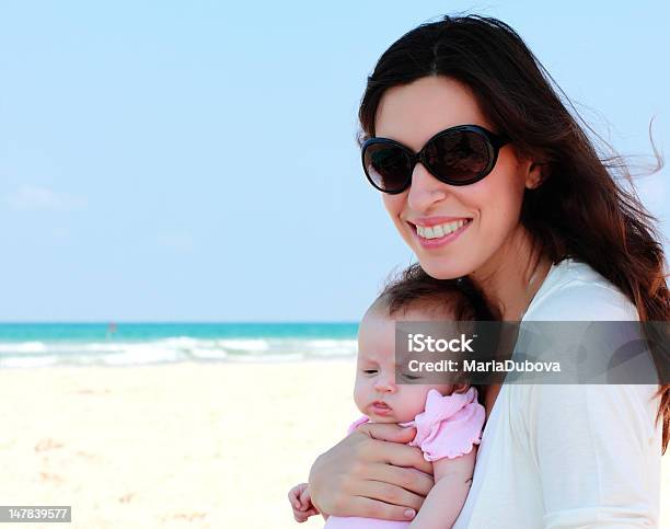 Schöne Mutter Mit Ihrem Baby Stockfoto und mehr Bilder von Alleinerzieherin - Alleinerzieherin, Baby, Ein Elternteil