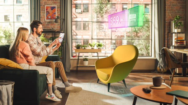 Metaverse Futuristic Concept: Young Man and Woman Using Augmented Reality to Buy a Fancy Chair Online. A Newly Married Couple Choosing Furniture for Their New Stylish Apartment Using High Technology concepto futurista del metaverso: hombre y mujer jóvenes que usan la realidad aumentada para comprar una silla elegante en línea. una pareja de recién casados que elige muebles para su nuevo y elegante apartamento utilizando alta tecnología