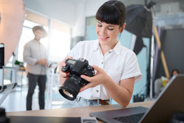 fotografie, digitalkamera und glückliche frau überprüfen fotoergebnisse, erinnerungsbild oder tokio-produktion. objektiv, künstlerischer kreativitätsprozess oder kreativer fotograf, mädchen oder person, die die analyse des fotoshootings durchführt - fotografische themen stock-fotos und bilder
