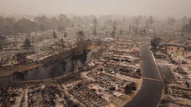 cieli pieni di fumo che si affacciano sulle conseguenze e la tragedia di un incendio che ha attraversato una piccola città - crisis house burning color image foto e immagini stock