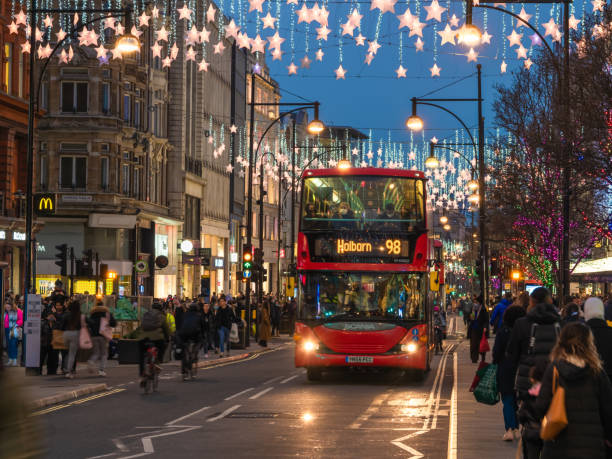 oxford street è decorata con luci colorate, un autobus rosso a due piani - decked foto e immagini stock