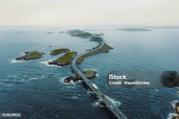 ノルウェーの風光明媚な大西洋道路を走る車の空撮 - ストックフォト・写真素材...