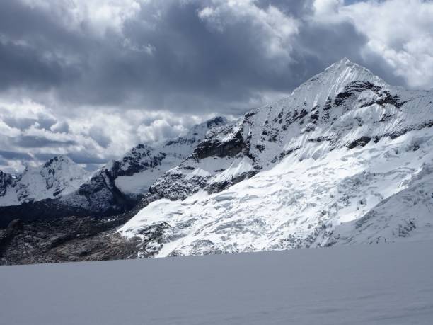 malowniczy widok na ośnieżone szczyty pasma górskiego cordillera blanca pod zachmurzonym niebem. peru - mountain peru cordillera blanca mountain range zdjęcia i obrazy z banku zdjęć