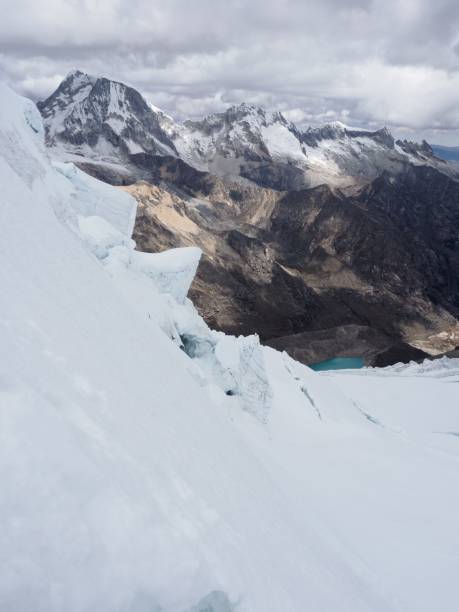 malowniczy widok śniegu pokrywającego szczyty pasma górskiego cordillera blanca w peru - mountain peru cordillera blanca mountain range zdjęcia i obrazy z banku zdjęć