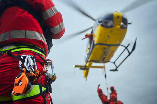 Arnés de seguridad del paramédico del servicio de emergencia delante del helicóptero photo