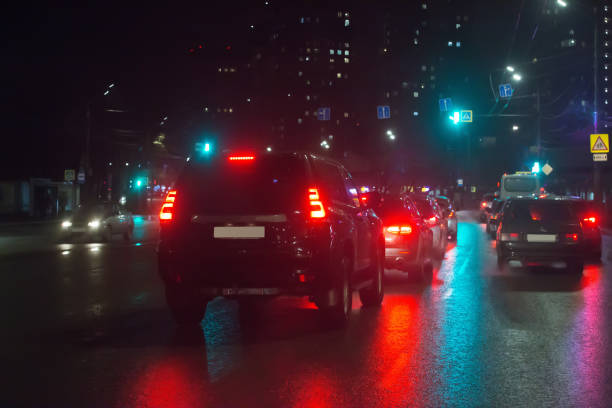 istock Car traffic at night on the avenue 1478446031