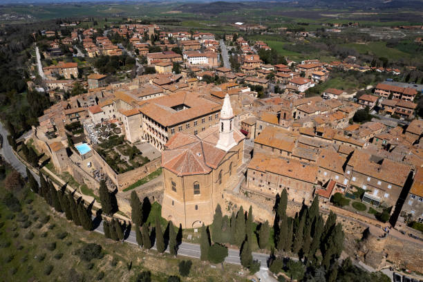 vue aérienne du village médiéval de pienza siena - pienza tuscany italy landscape photos et images de collection
